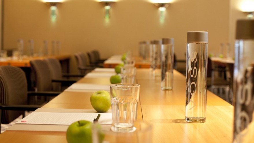 Tagungsraum Berlin I parlamentarische Sitzordnung relexa hotel Berlin - Tagungsraum Berlin I parlamentarische Sitzordnung